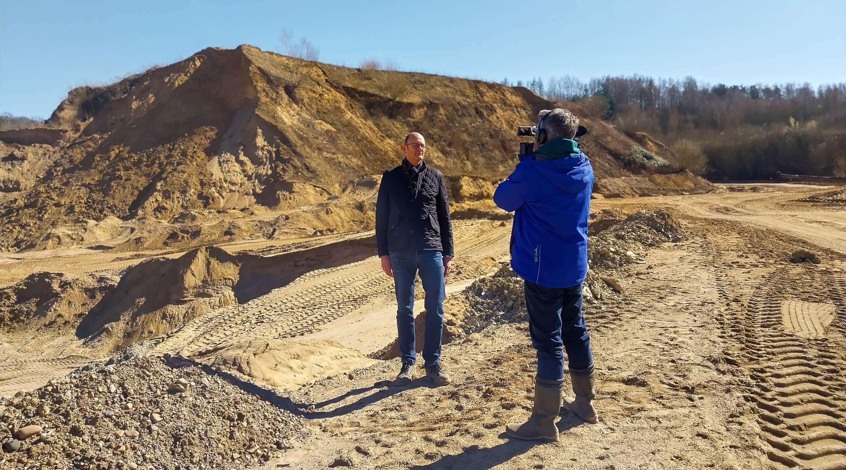 Geschäftsführer Jörg-Peter Kölling während der Dreharbeiten im Kieswerk Pampel
